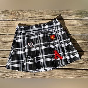 NO BOUNDARIES BLACK PLAID PLEATED SKIRT WITH PATCHES NWT JUNIORS XS